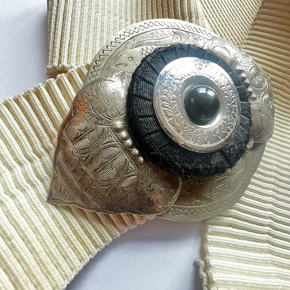 Vintage eggshell and etched silver/black fashion belt. - Picture 5 of 15